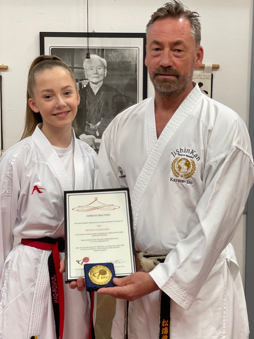 ,,GOLDENE EHRENMEDAILLE für seinen Karate- Do (Weg)\